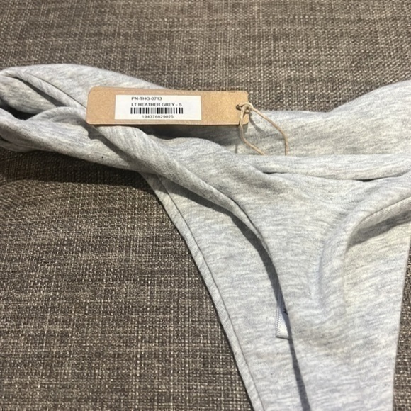 Skims Twist Thong - Picture 11 of 12